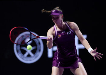 Elena Rybakina vence Iga Swiatek pelo WTA Finals