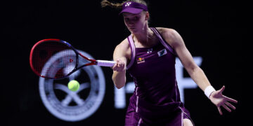 Elena Rybakina vence Iga Swiatek pelo WTA Finals