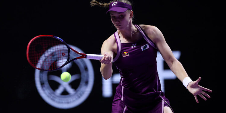Elena Rybakina vence Iga Swiatek pelo WTA Finals