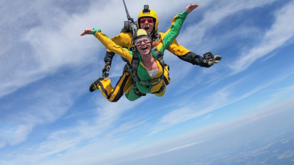 A adrenalina real de saltar de paraquedas que você precisa sentir