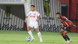 Lance do jogo entre Vitória e Internacional
