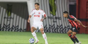 Lance do jogo entre Vitória e Internacional