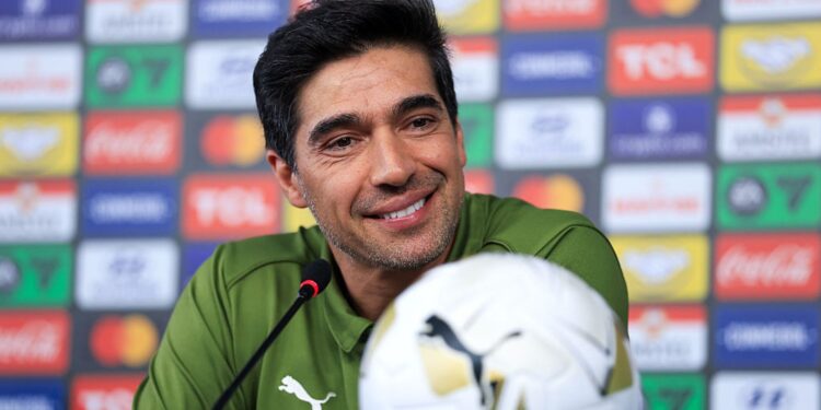 Abel Ferreira durante coletiva na véspera da final da Libertadores