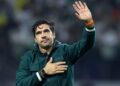 Abel Ferreira agradecendo após jogo do Palmeiras