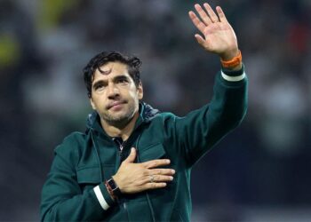 Abel Ferreira agradecendo após jogo do Palmeiras