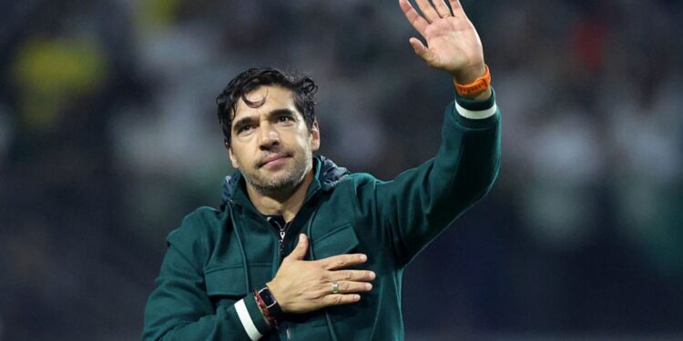 Abel Ferreira agradecendo após jogo do Palmeiras