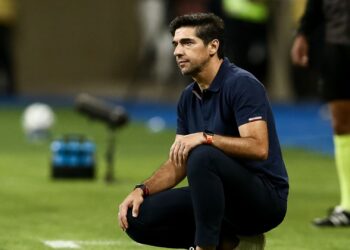 Abel Ferreira na beira do campo durante jogo contra o Grêmio
