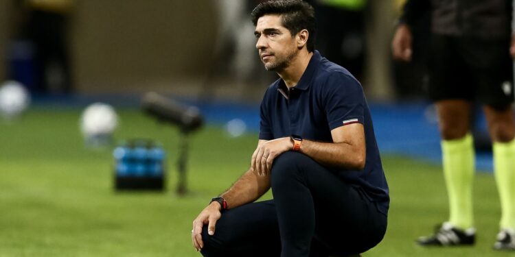 Abel Ferreira na beira do campo durante jogo contra o Grêmio