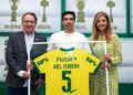 Abel Ferreira recebe homenagem de diretoria do Palmeiras