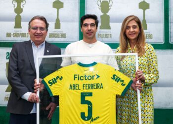 Abel Ferreira recebe homenagem de diretoria do Palmeiras