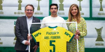 Abel Ferreira recebe homenagem de diretoria do Palmeiras