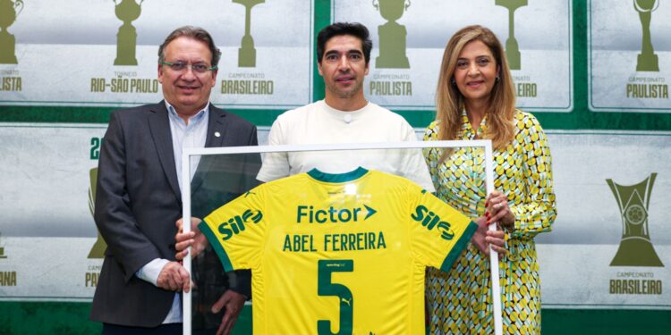 Abel Ferreira recebe homenagem de diretoria do Palmeiras