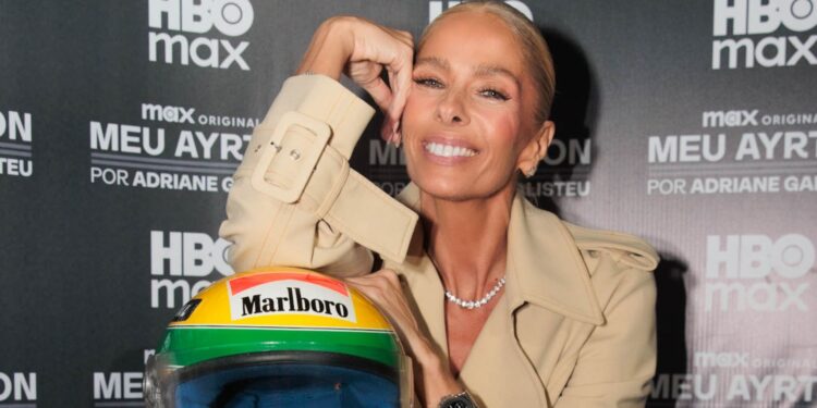 Adriane Galisteu no lançamento do documentário