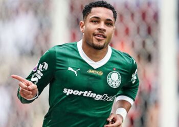 Vitor Roque comemorando gol pelo Palmeiras