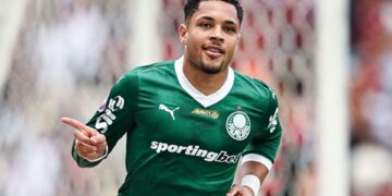 Vitor Roque comemorando gol pelo Palmeiras