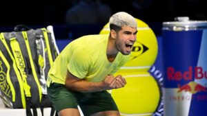 Alcaraz comemorando vitória no ATP Finals