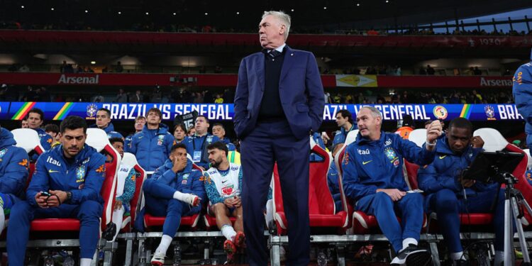 Ancelotti durante jogo da Seleção