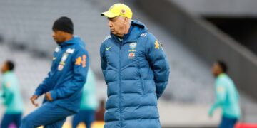 Ancelotti durante treino do Brasil em Lille