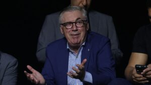 Carlo Ancelotti assistindo jogo em São Januário