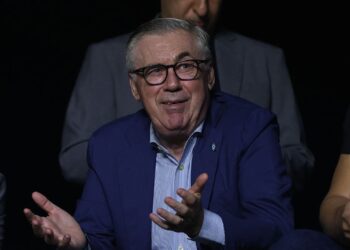 Carlo Ancelotti assistindo jogo em São Januário