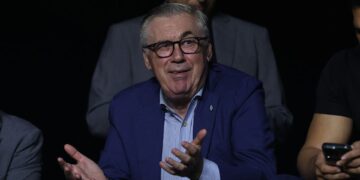 Carlo Ancelotti assistindo jogo em São Januário