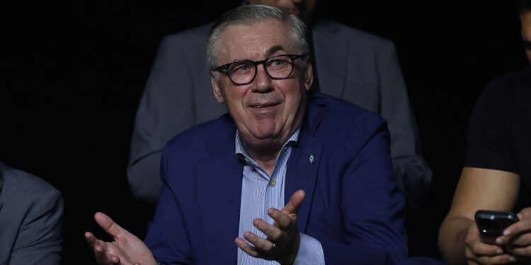 Carlo Ancelotti assistindo jogo em São Januário