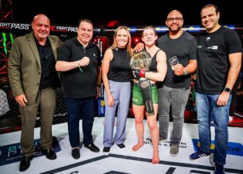 Shannon Clark, com o cinturão, manteve a coroa dos pesos-moscas mundial - Foto: Divulgação/LFA Brasil