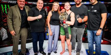 Shannon Clark, com o cinturão, manteve a coroa dos pesos-moscas mundial - Foto: Divulgação/LFA Brasil