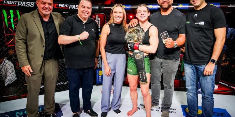 Shannon Clark, com o cinturão, manteve a coroa dos pesos-moscas mundial - Foto: Divulgação/LFA Brasil