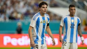 Julían Álvarez durante jogo da Argentina