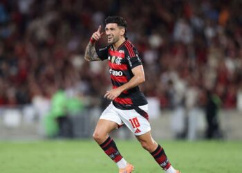 Arrascaeta comemorando em jogo do Flamengo