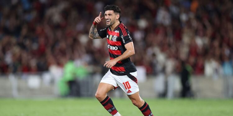 Arrascaeta comemorando em jogo do Flamengo