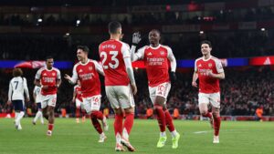 Jogadores do Arsenal comemorando gol