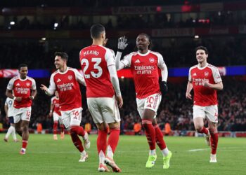 Jogadores do Arsenal comemorando gol