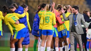 Arthur Elias e jogadoras da Seleção após jogo contra Itália