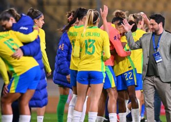 Arthur Elias e jogadoras da Seleção após jogo contra Itália