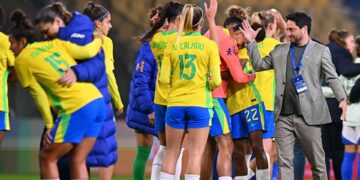 Arthur Elias e jogadoras da Seleção após jogo contra Itália