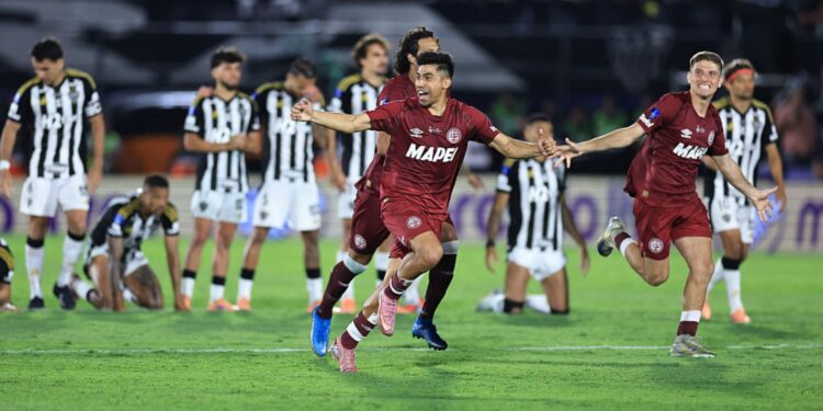 Momento em que Lanús vence o Atlético-MG nos pênaltis