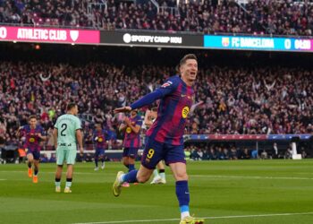 Lewandowski comemorando gol pelo Barcelona