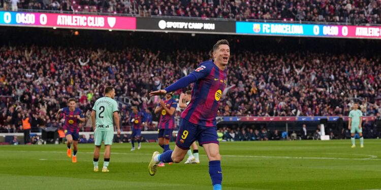 Lewandowski comemorando gol pelo Barcelona
