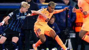 Lance do jogo entre Brugge x Barcelona