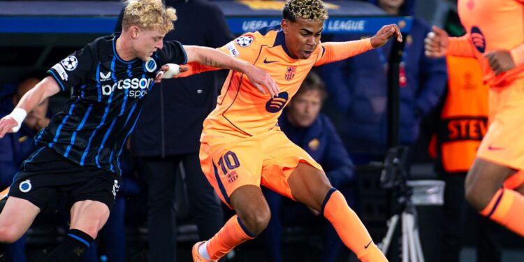 Lance do jogo entre Brugge x Barcelona