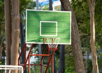 O equipamento ideal para jogar basquete no quintal de casa