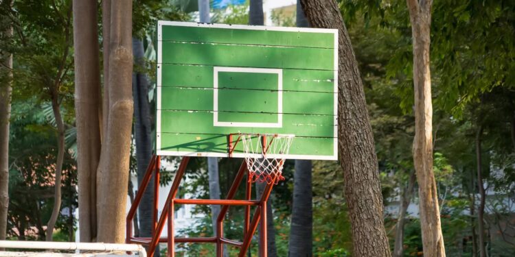 O equipamento ideal para jogar basquete no quintal de casa