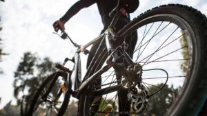 Os equipamentos que garantem segurança nas pedaladas urbanas