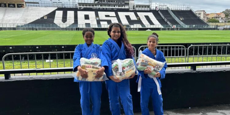 Projeto oferece aulas gratuitas de Jiu-Jitsu para cerca de 600 crianças e adolescentes das comunidades da região - Foto: Divulgação