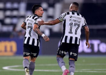 Jogadores do Botafogo comemorando gol