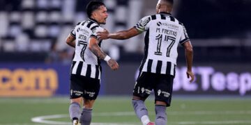 Jogadores do Botafogo comemorando gol