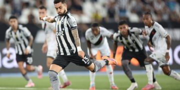 Lance do clássico entre Botafogo e Vasco