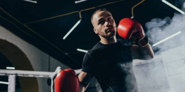 Lutador com luvas no ringue - Créditos: depositphotos.com / IgorTishenko